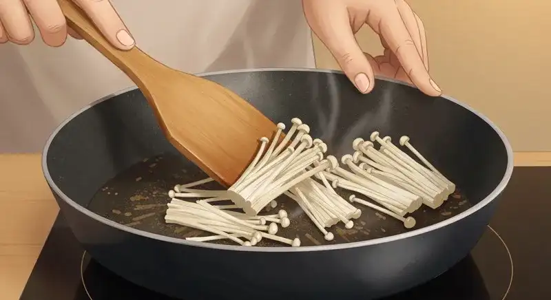 フライパンでえのきを炒める手元