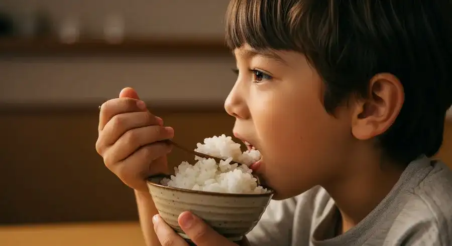 業務スーパーのカルローズ米を実食レビューする様子